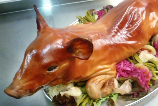 Зажаристый поросенок целиком, начиненный гречкой с грибами