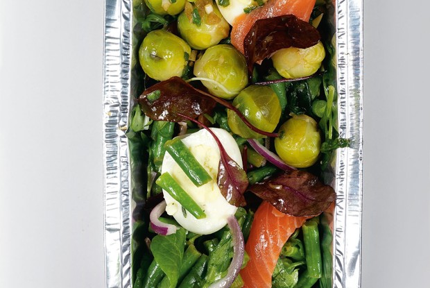 Зеленая фасоль с форелью, яйцами и сливочной брюссельской капустой