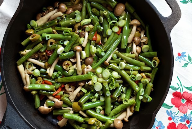 Зеленая фасоль с грибами и оливками