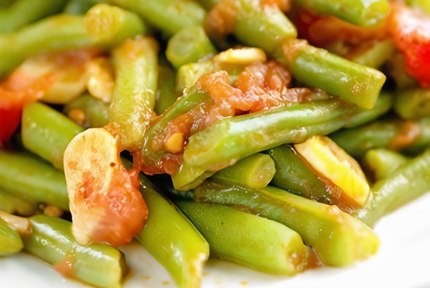 Зеленая фасоль с вялеными томатами и чесноком