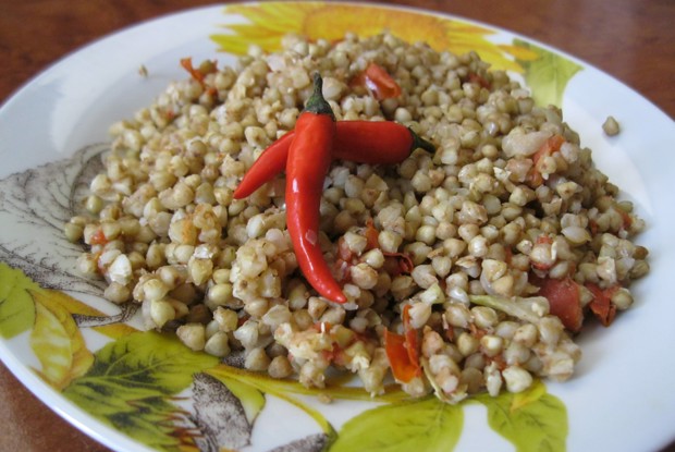 Зеленая гречка с помидорами, луком и чесноком