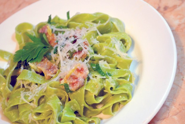 Зеленая паста феттучини карбонара