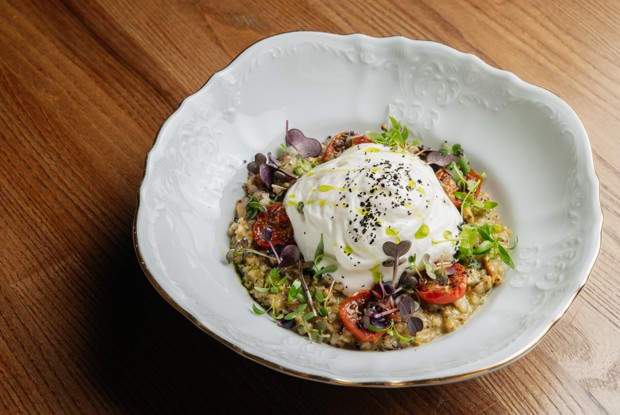 Зеленая гречка с белыми грибами