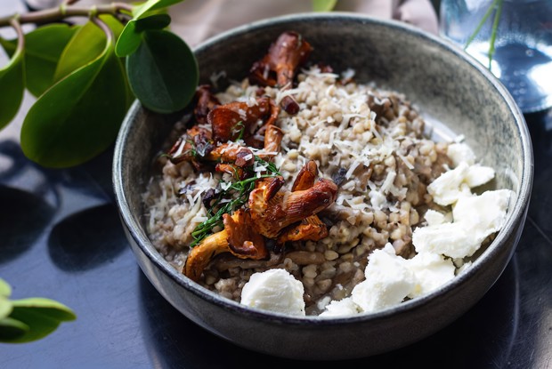 Зеленая гречка с грибами и пармезаном