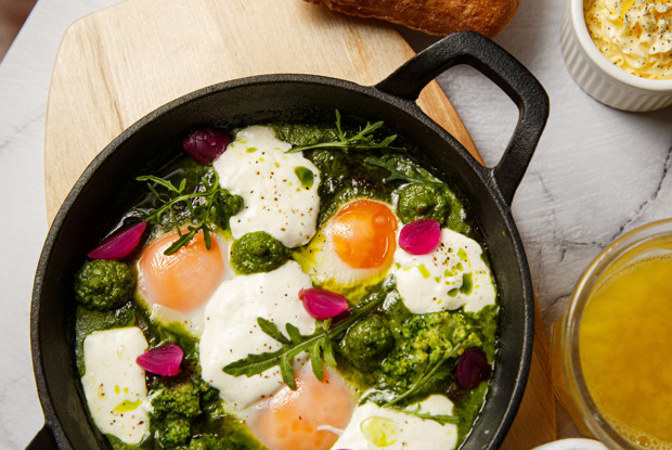 Зеленая шакшука со шпинатом, сыром страчателла и брокколи