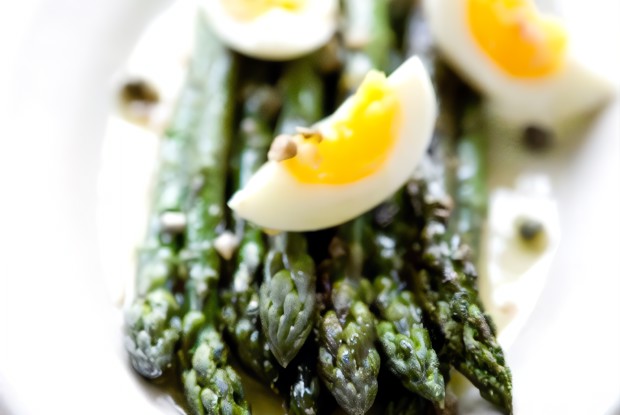 Зеленая спаржа с перепелиными яйцами, сельдереем и эстрагоном