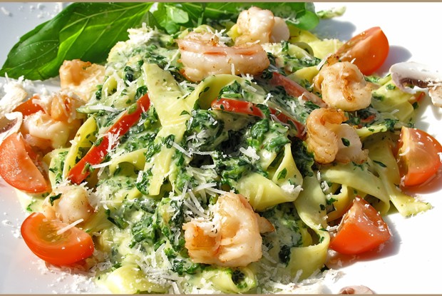 Зеленые феттучини с креветками и шпинатом в сливочном соусе