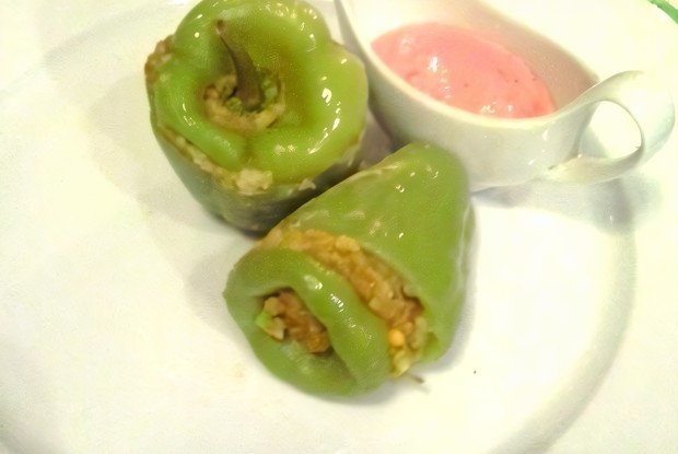Зеленые перцы фаршированные нутовым фаршем