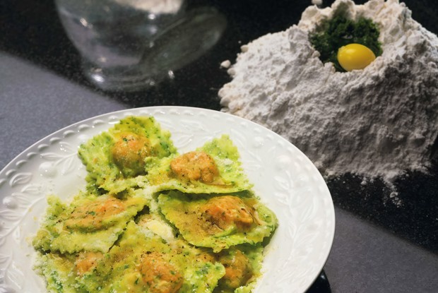 Зеленые равиоли с тыквой и соусом из шалфея