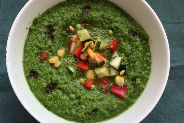 Зеленый гаспачо со щавелем и огуречно-кукурузной заправкой