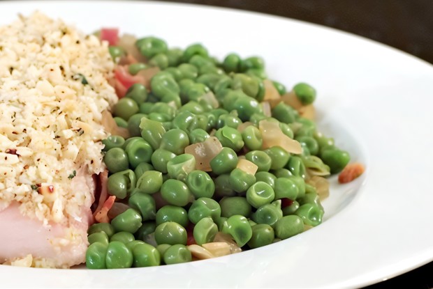Зеленый горошек с луком