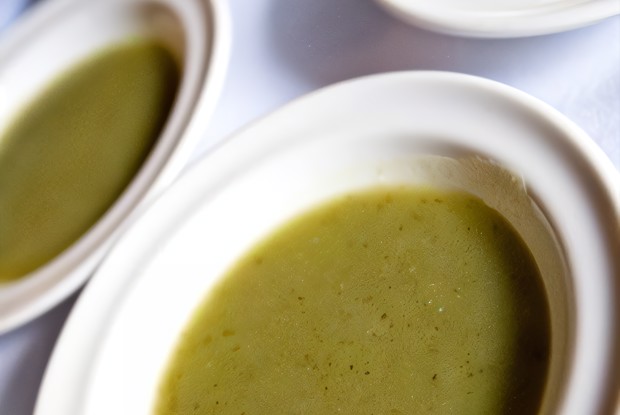 Зеленый крем-суп из водяного кресса с оливковым маслом