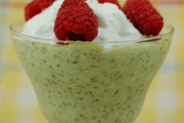 Зеленый пудинг из тапиоки с зеленым чаем и фисташками