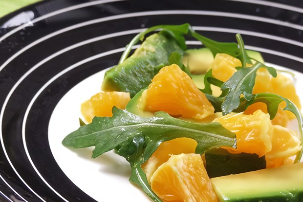 Зеленый салат с апельсинами и авокадо