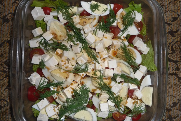 Зеленый салат с черри, яйцами и сыром