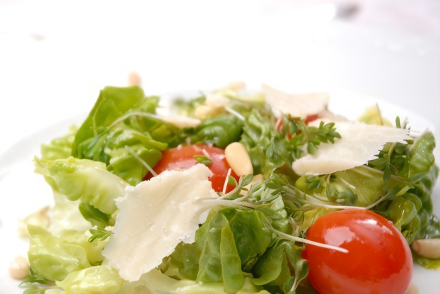 Зеленый салат с черри и кедровыми орешками