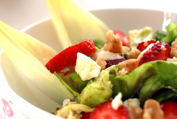 Зеленый салат с клубникой, фетой и грецкими орехами