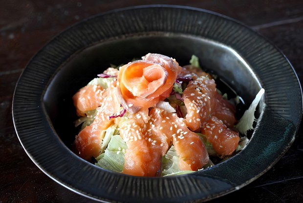 Зеленый салат с копченой форелью, каперсами и заправкой из хрена