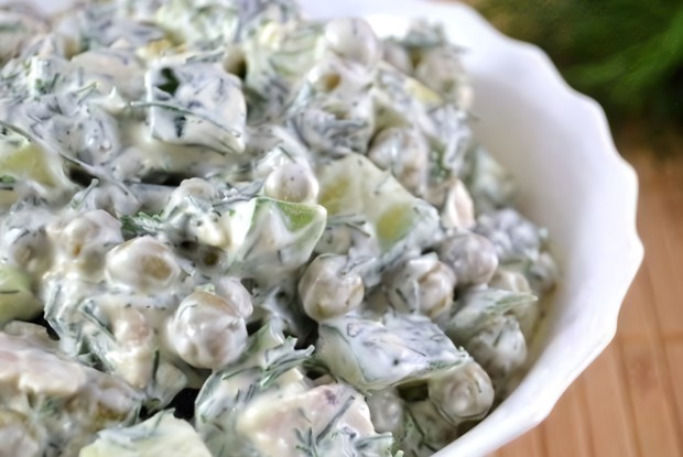 Зеленый салат с курицей, горошком и огурцами