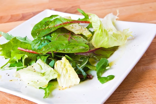 Зеленый салат с лимонной заправкой