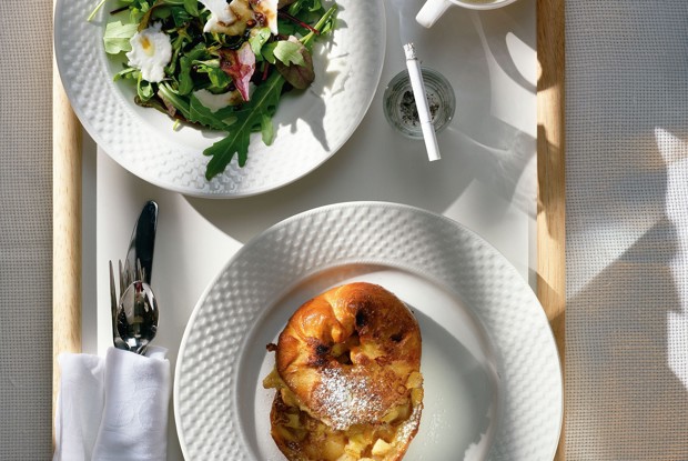 Зеленый салат с медовым соусом и козьим сыром