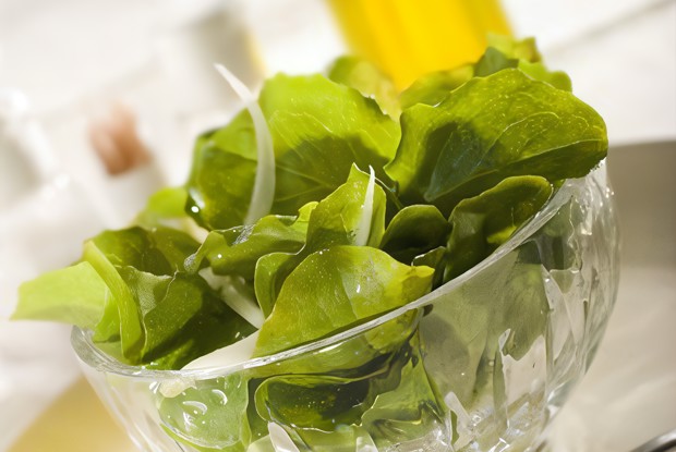 Зеленый салат с медовой заправкой