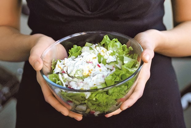 Зеленый салат с русским соусом