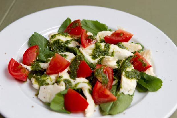 Зеленый салат с сулугуни и соусом песто