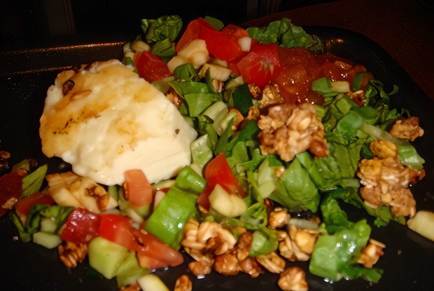 Зеленый салат с жареным халуми