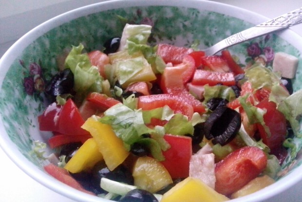 Зеленый салат со сладким перцем и беконом