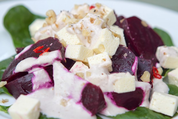 Зеленый салат со свеклой и сыром