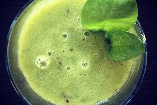 Зеленый смузи с ананасом