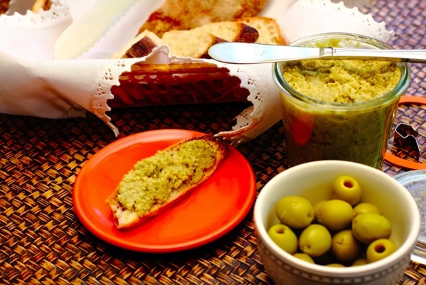 Тапенад из оливок с каперсами и анчоусом