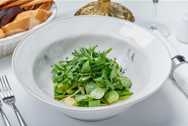 Зеленые листья салата с авокадо, спаржей и стручковой фасолью