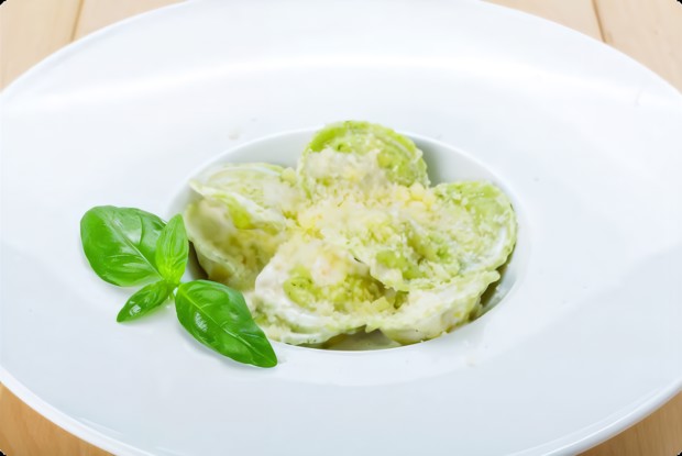 Зеленые равиоли со сливочным соусом