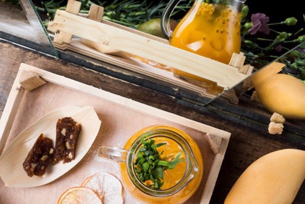 Зеленый айс-ти с манго, тархуном и маракуйей