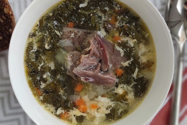 Зеленый борщ из щавеля