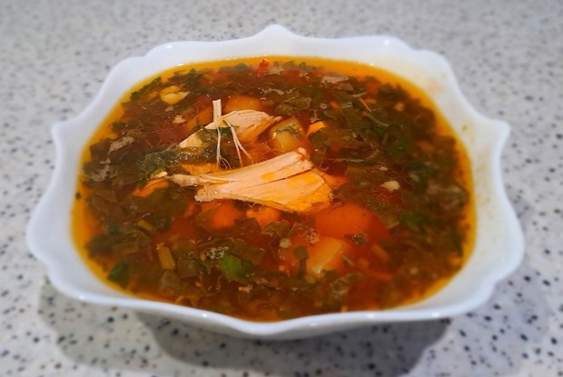 Зеленый борщ на курином бульоне со свеклой