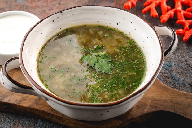 Зеленый борщ со шпинатом и щавелем