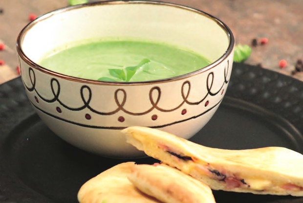 Зеленый крем-суп с питой