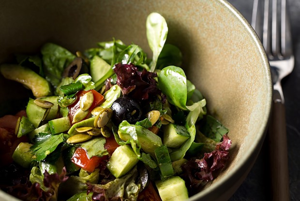 Зеленый микс-салат с авокадо