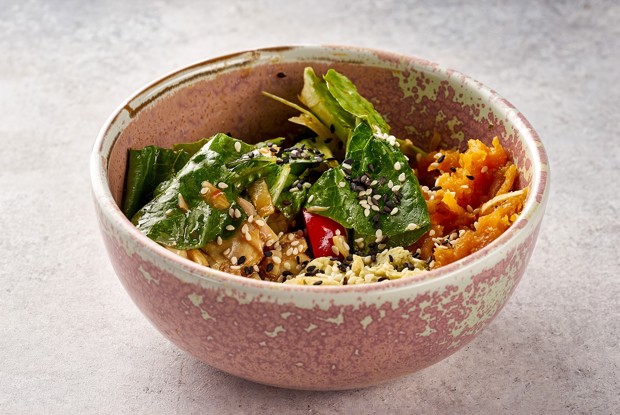 Зеленый салат с артишоками и печеным бататом