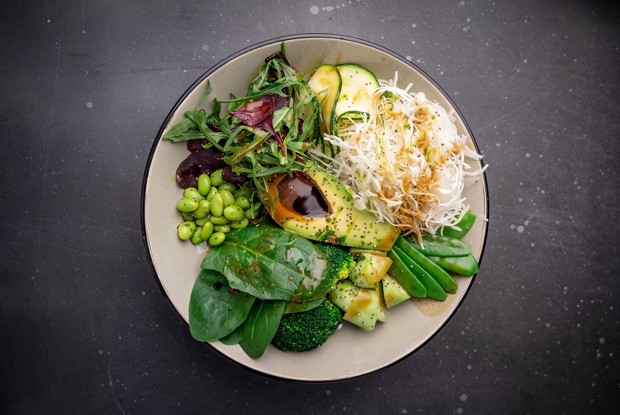 Зеленый салат с авокадо и эдамамэ