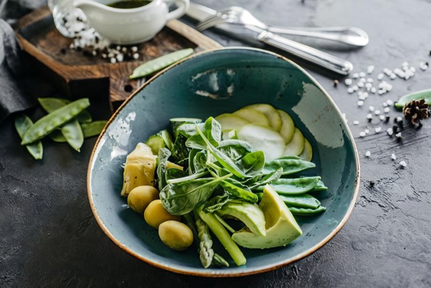 Зеленый салат с авокадо и заправкой из трав