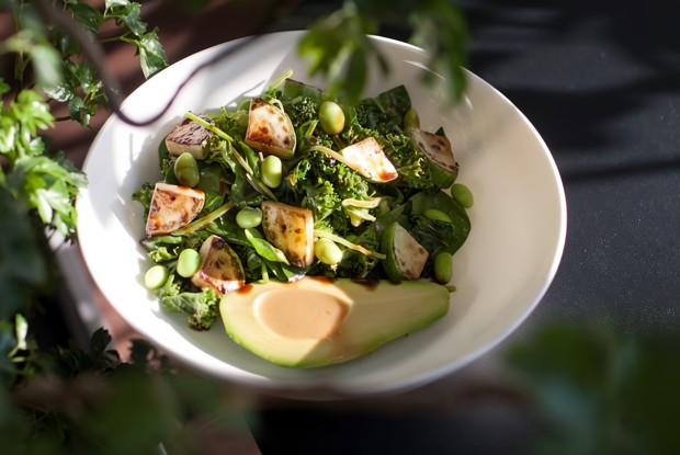 Зеленый салат с авокадо с двумя соусами