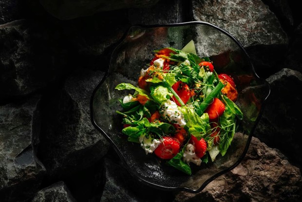 Зеленый салат с брынзой и клубникой