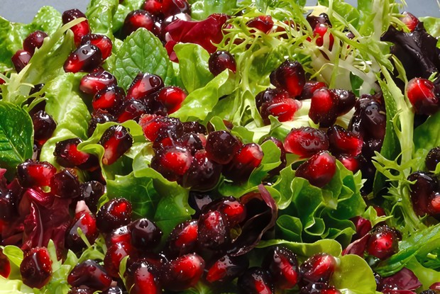 Зеленый салат с гранатом