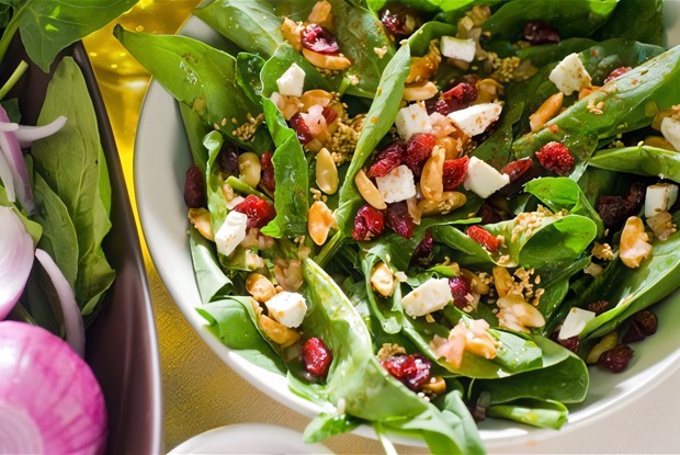 Зеленый салат с козьим сыром, сушеной клюквой и арахисом