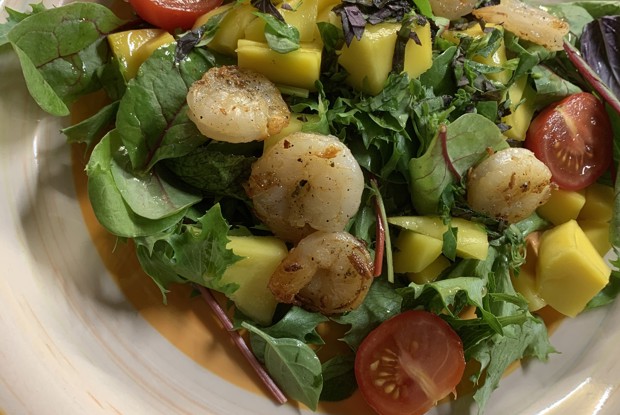 Зеленый салат с креветками и манго