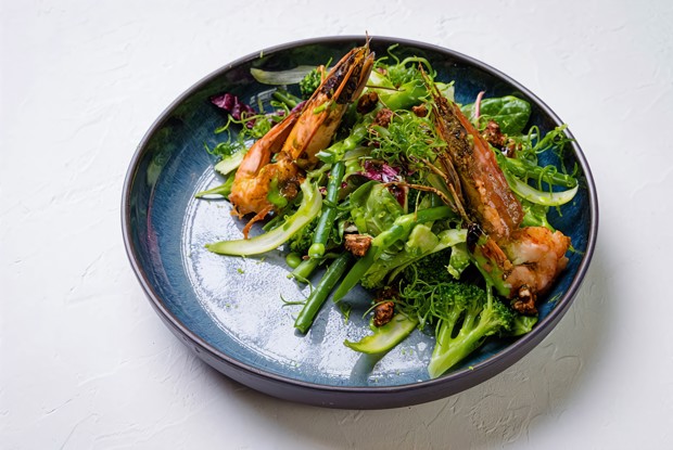 Зеленый салат с креветками и васаби-майонезом